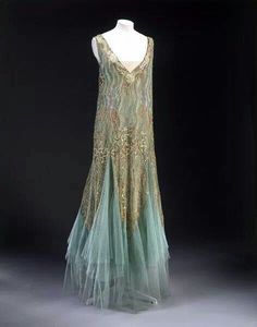 1928-29, French, possibly by Worth. V & A Museum. Look Gatsby, House Of Worth, 20s Fashion, Lucille Ball, فستان سهرة, Vintage Gowns, Antique Clothing, Vintage Couture, 1920s Fashion