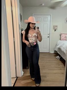 Cowboy Outfits For Women, Vaquera Fits, Jaripeo Outfits, Baile Outfits, Vaquera Outfits, Western Girl Outfits, Outfits For Mexico