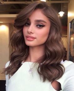 Warm/light brown hair فيكتوريا سيكريت, Chocolate Brown Hair Color, Find Hairstyles, Taylor Hill, Medium Hair Cuts, Elegant Hairstyles, Brown Hair Colors, Hair Waves, Hair Dos