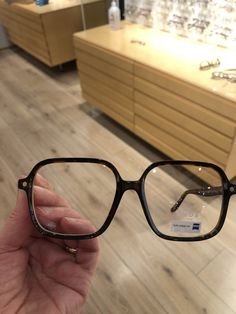 Trend Glasses 2024, Timeless Glasses Frames, 2024 Glasses Trends, Wide Frame Glasses, Big Glasses Aesthetic, Thick Rimmed Glasses, Girls Glasses Frames, Big Glasses Frames