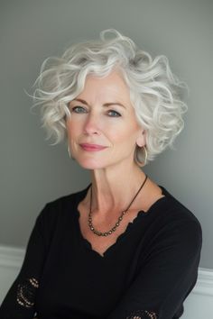 Short playful ringlets in platinum blonde offer a lively and vibrant hairstyle for women over 60. The platinum blonde curls add a touch of glamour and fun, making it ideal for a youthful and spirited appearance. Mom Hair, Curly Hair Photos, Corte Bob, Short Curly Haircuts, Messy Short Hair, Short Grey Hair, Haircuts For Curly Hair