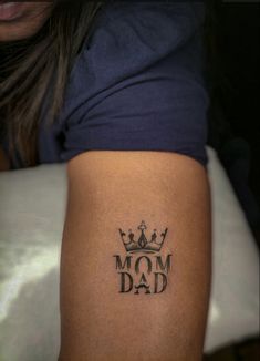 Mom Dad Tattoo Design, Dad Tattoo Design, Tattoos For Dad, Dad Daughter Tattoo, Mom Dad Tattoo, Mom Dad Tattoo Designs, Mum Tattoo, Dad Tattoo