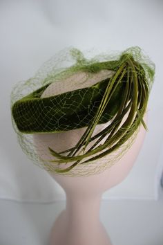 Formal Vintage Green Hat, Vintage Green Hat For Wedding, Vintage Green Wedding Hat, Green Vintage Mini Hat With Short Brim, Vintage Green Mini Hat With Short Brim, Green Fitted Retro Hat, Retro Fitted Green Hat, Fitted Retro Green Hat, Retro Kentucky Derby Fascinator