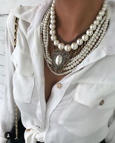 Shirt With Pearls, Wearing Pearls, Wear Pearls, Mode Casual, Home Wear, Fashion Over 50, Street Styles, Jewelry Trends