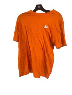 Brand: NIKE APPAREL Style: ATHLETIC TOP Short Sleeve Color: ORANGE Size: M SKU: 186-186281-3462 CONDITION: GENTLY USED Casual Cotton Low-top Tops, Casual T-shirt For Light Sports In Summer, Spring Sports Casual T-shirt, Casual Sports T-shirt For Spring, Casual Spring Sports T-shirt, Casual Cropped T-shirt For Sports, Sporty Orange Short Sleeve Tops, Sporty Fitted Orange T-shirt, Orange Short Sleeve Fan Merchandise T-shirt