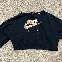 Brand New Nike Air Zip Up Crewneck! Super Unique And Cute! Cropped But At A Perfect Length! Never Worn! Maroon Nike, Gold Decal, Rose Gold Logo, Tops Nike, Nike Crewneck, Nike Sweats, Cropped Crewneck, Womens Sweatshirts Hoods, Nike Pullover