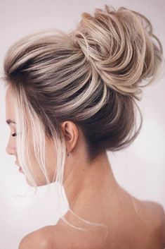 There are many medium hairstyles out there, and we have only the freshest ideas. Our photo gallery will move you forward in the hair salon direction. #mediumlengthhairstyles#hairstyles Blonde Formal Hairstyles, Hairstyle Bridesmaid, Simple Hairstyle, Hair Bun Maker, Amazing Hairstyles, Wedding Hair Inspiration, Penteado Cabelo Curto, Trending Hairstyles, Cool Haircuts