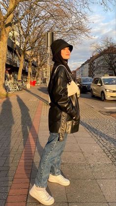 Muslim Streetwear, Beauty Outfits, Stile Hijab, Hijabi Outfit, Street Hijab Fashion, Happy Mood, Muslim Fashion Hijab Outfits, Girl Smile