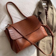 (1) Fenne Bag – Calidistore Big Handbags, Big Tote Bags, Crocodile Pattern, Handbag Patterns, Tote Pattern, Women Handbag, Leather Messenger Bag, Casual Tote, Leather Messenger