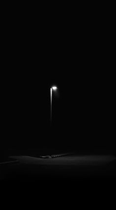 an empty street light in the dark