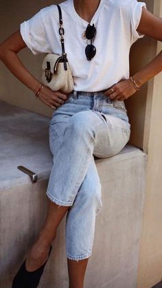 Fun Jeans Outfit, Minimalist Elegant Style, Summer 2023 Style, Classic Summer Style, Vintage Jeans Style, Classic Capsule Wardrobe, Minimalist Fashion Women, Model Pose, Look Retro