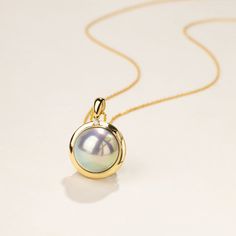 Material: 18K gold, and Mabe Pearl Mabe Pearl saltwater cultured pearl Size of pearl: 12.0-13.0 mm Handpicked of every pearl, only the top 1% of pearls are selected Handcrafted Lifetime warranty The price of this product is only the pendant price, and a 45cm adjustable 925 silver chain is given as a gift. Yellow Gold Mother Of Pearl Jewelry With Pearl Drop, Gold Baroque Pearl Necklace With Gemstone, Pearl Necklace With Round Pearl Charm Pendant, Yellow Gold High Luster Pearl Necklace For Wedding, Pearl Clavicle Chain Necklace, Elegant Yellow Gold Necklace With Cabochon, Elegant Gold Tahitian Pearl Necklaces, Luxury Yellow Gold Baroque Pearl Necklace, Elegant Gold Tahitian Pearl Necklace