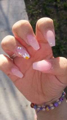 Coffin sunflower nails Spring Sunflower Nails, Sunflower Nail Ideas Acrylic, White Sunflower Nails, Sunflower Almond Nails, Sunflower Design Nails, Pink Sunflower Nails, Pink Nails With Sunflower, Short Coffin Flower Nails, Sunflower French Tip Nails