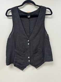 Casual V-neck Tank Top With Pockets, Classic V-neck Tops With Pockets, Casual Everyday Linen Vest, Casual Button-up Vest For Everyday Wear, Everyday Vest With Buttons, V-neck Buttoned Tank Top For Work, Summer Button-up Vest With Pockets, V-neck Button Tank Top For Work, V-neck Tank Top With Buttons For Work