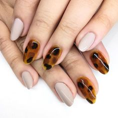 Nude and tortoise shell nail art! Tortoise shell accent nails pretty much go with any color but this nude nail makes the tortoise stick out so nicely. Click through for more nail inspiration from Katie Masters aka nailthoughts #tortoiseshellnails Shell Nail Art, Tortoise Nails, Ombre French Nails, Glitter Accent Nails, Space Nails, Nails Pretty, Nude Nail, Polish Ideas, Christmas Nails Acrylic