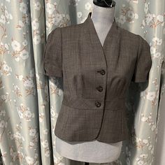 Banana Republic Nwt Blazer Sz 6p 95% Wool Classic Fitted Short Sleeve Blazer, Tailored Short Sleeve Elegant Outerwear, Classic Fitted Short Sleeve Outerwear, Elegant Tailored Short Sleeve Outerwear, Classic Short Sleeve Fall Blazer, Fitted Short Sleeve Fall Blazer, Fitted Short Sleeve Blazer For Fall, Fitted Single-breasted Top For Office, Formal Short Sleeve Outerwear For Fall