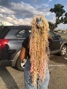 Blonde Pink Knotless Braids, Pink And Blonde Goddess Braids, Pink And Blonde Peekaboo Braids, Pink And Blonde Boho Braids, Blonde And Pink Hair Braids, Pink And Blonde Braids Black Women, Clawclip Hairstyle With Braids, Blonde And Pink Knotless Braids, Boho Blonde Braids