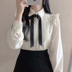 Preppy Mode, White Button Shirt, Peter Pan Collar Top, Victorian Blouse, Mori Girl Fashion, Style Kawaii, White Shirt Blouse, Cottagecore Fashion, Estilo Preppy