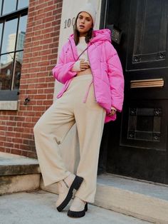 Pink Puffer Jacket Outfit, Puffer Jacket Outfits, Puffer Outfit, Pink Puffer Coat, Puffer Jacket Outfit, Black Hooded Jacket, Suede Fringe Jacket, Free Jeans, Classic Pants