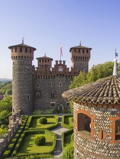 Castello Bonoris a Montichiari. Costruito nel 1891 per opera del Conte Gaetano Bonoris. Italian Castles, Castle Italy, Italian Castle, Italian Life, Italian Village, Nature Architecture, Italy Art, Art Culture, Leaning Tower Of Pisa