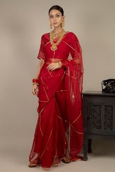 Ikshita Choudhary, Red Saree Wedding, Saree Organza, Scoop Neck Blouses, Red Saree