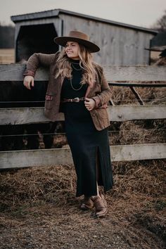 Ladies Western Wear Outfits, Western Outfits Fall, Business Professional Outfits For Women, Country Chic Outfits, Botas Western, Bohemian Cowgirl, Hippie Cowgirl, Boho Queen, Cowboy Chic