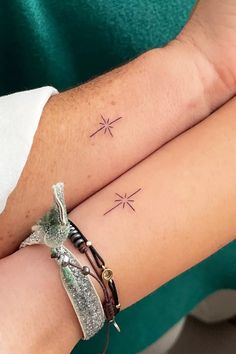 tatuajes madre hija Mini Tattoos Mom And Daughter, Minimalist Matching Tattoos Mother Daughter, Small Tattoo Mother Daughter, Mom An Daughter Tattoo, Tiny Mom Daughter Tattoos, Mom Tattoo Minimalist, Minimal Mother Daughter Tattoos, Mini Mother Daughter Tattoos, Fine Line Tattoo Mom Daughter