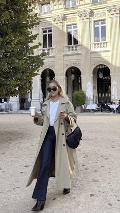 Simple Trench Coat Outfit, Trench Coat Business Casual, Beige Trench Coat Aesthetic, Fall Trench Coat Outfits Classy, Paris Trench Coat Outfit, Styling A Raincoat, London Trench Coat Outfit, November Europe Outfits, Outfits With Rain Jackets