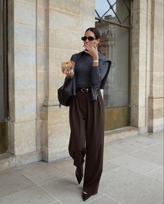 Dark Brown Bag Outfit, Roll Neck Sweater Outfit, Sweater Work Outfit, Current Style Trends, Brown Outfits, Extreme Fashion, Feminine Elegance, Winter Closet