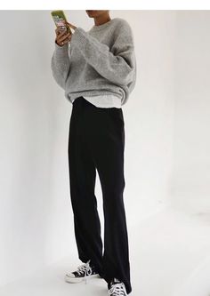 Minimalist Work Outfit Winter, Casual Proposal Outfit, Minamilist Outfit Ideas, Black Dress Pants Outfit, Outfits With Converse, Woman Standing, Winter 2022