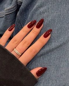 Oval Nails For Fall, Oval Nails Maroon, Wind Red Nails, Dark Red Nails With Design Ideas, Chocolate Red Nails, Maroon Oval Nails, Oval Burgundy Nails, Maroon Nails Coffin, Bordeaux Red Nails