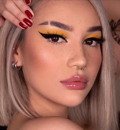 Maquillage Yeux Cut Crease, Yellow Makeup, Yellow Eyeshadow, Makeup For Blondes, Makijaż Smokey Eye, Edgy Makeup, Fancy Makeup