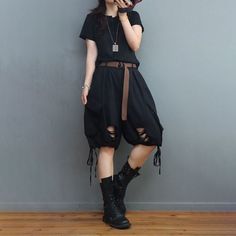 Grunge Summer Pants With Pockets, Summer Grunge Pants With Pockets, Baggy Grunge Bottoms For Summer, Baggy Punk Pants For Summer, Baggy Summer Punk Pants, Grunge Bottoms With Pockets For Summer, Summer Grunge Bottoms With Pockets, Punk Style Wide Leg Bottoms For Summer, Baggy Knee-length Summer Pants