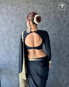 Tap the link to dive into the latest Blouse Back Neck Designs tailored for the modern bride 💛 | Picture Credits: @sukhmanigambhir | #ShaadikiTaiyari Aasaan Hai Backless Blouse Design, Trendy Blouse Designs Back Neck, Blause Desine Latest Back, Blouse Back Neck Designs Latest, Back Neck Blouse Designs, Latest Blouse Back Neck Designs, ब्लाउज बैक नेक डिजाइन, Back Neck Blouse, Black Blouse Designs