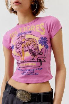 Les Tigres Baby Tee | Urban Outfitters Basic Crop Tops, Short Sleeve Tops Casual, Baby Graphic Tees, Basic T Shirts, Streetwear Aesthetic, Top Streetwear, Summer Crop Tops, Short Sleeve Pattern, Cropped Tops