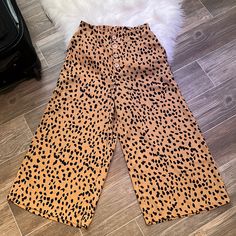 Size S Elastic Waist Nwot Leopard Print Wide Leg Bottoms For Work, Wide Leg Leopard Print Bottoms For Work, Casual Leopard Print Bottoms For Day Out, Casual Leopard Print Pants For Work, Casual Leopard Print Workwear Pants, Casual Leopard Print Wide-leg Pants, Casual Wide-leg Leopard Print Pants, Workwear Wide Leg Leopard Print Bottoms, Leopard Print Wide Leg Loungewear Pants