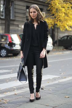 Fashion and style: Workwear / Elle Serbia / December 3 Celebrity Fashion Outfits, Daily Fashion Inspiration, Fashion Business Casual, All Black Outfit, Fashion And Style, Work Wardrobe, Urban Outfits, Women Trends, Fashion Books