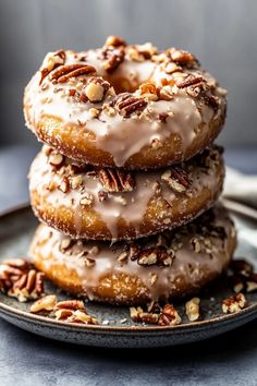 Baked Maple Pecan Donuts Unique Sweet Recipes, Homemade Donut Recipe, Donut Delight, Homemade Baked Donuts, Fall Donuts, Maple Donuts, Fast Dessert Recipes, Fast Desserts