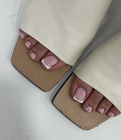 French Manicure Toes, French Tip Pedicure, French Toe Nails, French Pedicure, Pedicure Ideas, Gel Toe Nails, Acrylic Toe Nails, Toe Nail Color, Pretty Toe Nails