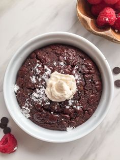 Fudgy and moist baked oats that taste like you're eating a molten brownieThat also happens to be nutrient dense and super healthyWhat's not to love Oatmeal Mug Cake, Bake Oats, Brownie Baked Oats, Chocolate Baked Oats, Baked Oats Recipe, Chocolate Mug Cake, Fudgy Brownie, Chocolate Oats, Vegan Brownie