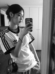 Adidas Shirt Outfit, Outfit Adidas, T Shirt Outfit, Asian Short Hair, 사진 촬영 포즈, Adidas Girl, 가을 패션