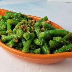 Fresh green beans are cooked in butter with seasoned bread crumbs and Parmesan cheese for a quick and tasty side dish. Chinese Garlic Green Beans, Grilled Green Beans, Green Bean Dishes, Cooking Green Beans, Garlic Green Beans, Fresh Green Beans, Green Bean Recipes, Green Bean Casserole