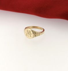 Solid 9ct Yellow Gold Welsh Dragon Oval Signet Ring Part of the Pride of Wales collection, this Welsh dragon ring is perfect for any proud Welshman or Welshwoman. The ring features intricate scroll designs on either side and has a high polish, mirror finish. Metal - Genuine 9ct yellow gold, British hallmarked Highly polished shiny finish Average Weight - 3.20 gram Suitable for both Men and Women Made in the UK Presented to you in a quality branded eco-friendly ring gift box 100% Quality Guaranteed Made with passion and attention to detail with you in mind Love Wales and Welsh Jewellery? Shop the Collection here https://www.etsy.com/uk/shop/StephenKnapper?ref=seller-platform-mcnav§ion_id=33104622 See what our customers are saying about their jewellery made by Stephen Knapper! https://www.et Y Ddraig Goch, Oval Signet Ring, Welsh Dragon, Dragon Ring, Gold And Silver Rings, Average Weight, Scroll Design, Red Dragon, Signet Ring