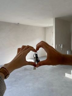 Couple Keys House, New Keys Home, Home Keys Couple, New Flat Aesthetic Keys, Couple House Keys, New Home Vision Board, Keys To New House, New House Keys Aesthetic, New Home Keys