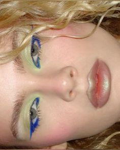 Blue Eyeshadow Blonde Hair, Electric Blue Eyes, Blue Eyeliner Makeup, Blue Eyeliner, Hooded Eye Makeup, Pinterest Makeup, Edgy Makeup, Makeup Eye Looks