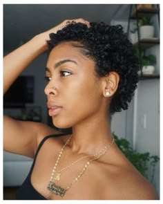 Big Chop Hairstyles, Big Chop Natural Hair, Diva Hair, Cabello Afro Natural, Short Natural Curly Hair, Hair Tricks, Big Afro, Curly Fro, Short Shaved Hairstyles