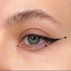 Dotted Eyeliner, Interesting Eyeliner, Graphic Liner Hooded Eyes, Simple Graphic Eyeliner, Simple Graphic Liner, Fun Eyeliner, Teknik Makeup, Graphic Makeup, Rave Makeup