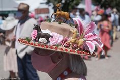 One woman is ready for the horse race as she wears a hat decorated like a race track with horse figures Ky Derby, Churchill Downs, Horse Race, Kentucky Derby Hats, Derby Party, Kentucky Derby Hat, Fancy Hats, Triple Crown