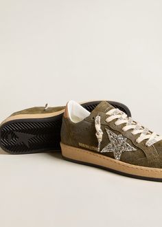 ALL SALE ITEMS ARE FINAL. Rock the streets with these quirky Golden Goose Ball Star Suede Sneakers in Olive. Featuring a low-top design with contrasting glitter trim and star patch, these sneakers have a breathable leather/cotton lining and signature hand-stained rubber sole. Made in Italy for a touch of luxury. Available in Olive/Platinum/Light Brown Upper: 97% Cow Leather, 2% polyethylene, 1% Cotton Lining: 34% cotton, 31% cow leather, 23% Polyurethane Textile, 8% Viscose, 4% Polyester Sole: 1 Golden Goose Ball Star, Sneakers Drawing, Fall Outerwear, Summer Handbags, Colorful Bags, Classic Heels, Brown Heels, Sporty And Rich, Basketball Sneakers