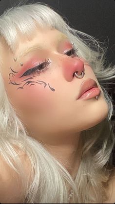 Light Blue Graphic Liner, Graphic Liner Hooded Eyes, Artsy Eyeliner, Mermaid Eyeliner, White Eyeliner Makeup, Punk Makeup, Makeup Drawing, Work Makeup